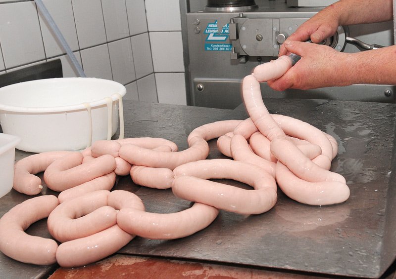 Die Geheimrezeptur der St. Galler Bratwurst_Bratwurst füllen